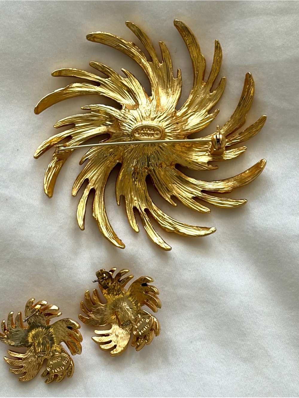 Kirks Folly Brooch and Post Earrings - Picture 2 of 2